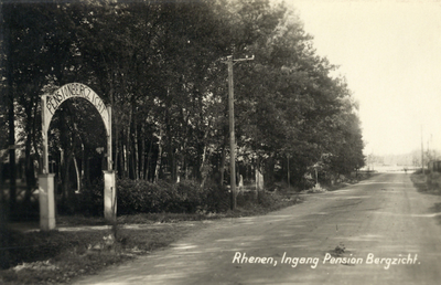 12226 Gezicht op de Cuneraweg te Rhenen, met links de toegang tot het pension Bergzicht.